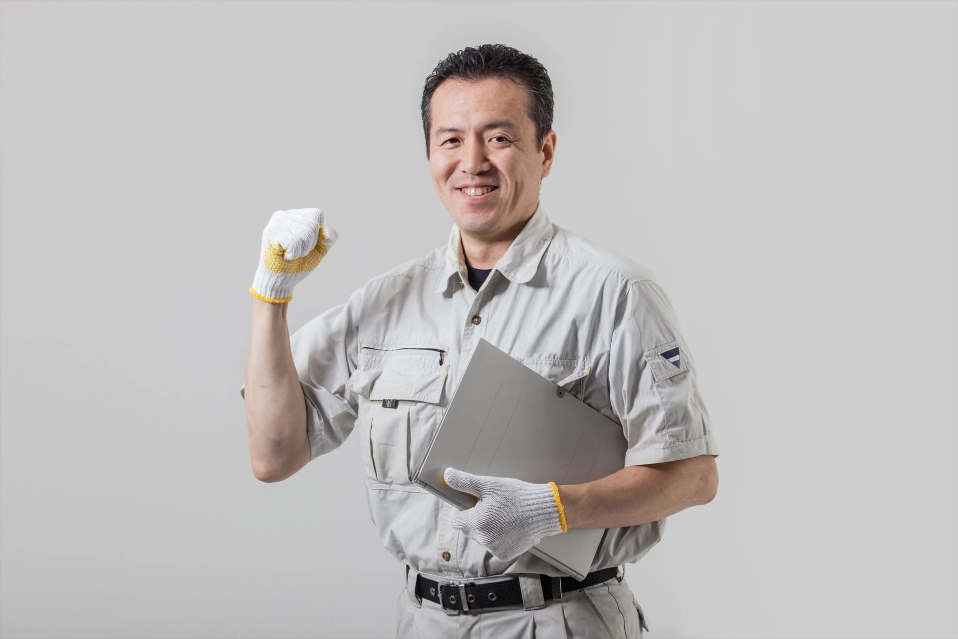 ポーズを決める作業服の男性